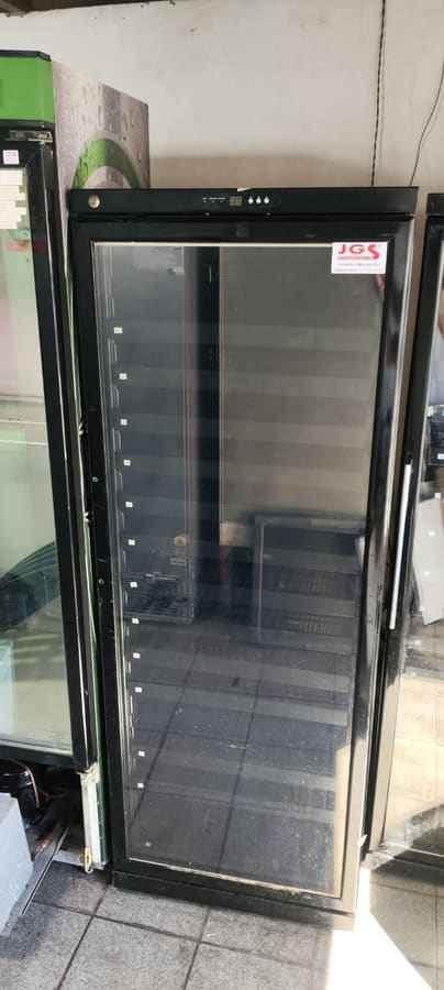 Adega de vinhos com porta de vidro consertada na JGS Refrigeração