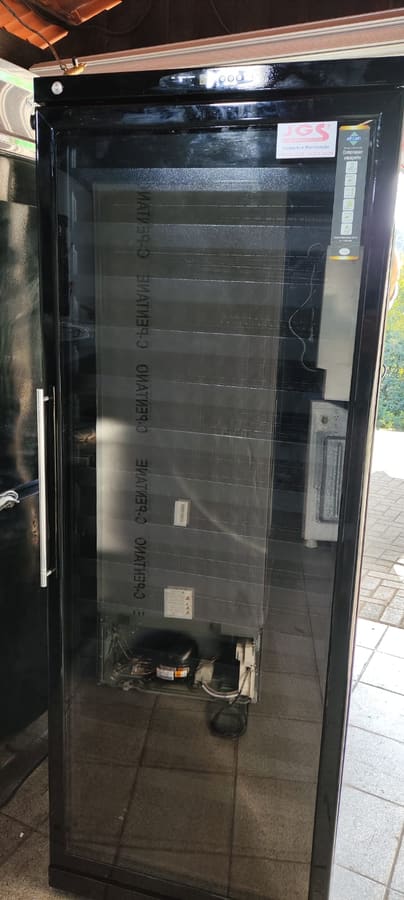 Cervejeira expositora com porta de vidro após troca de compressor