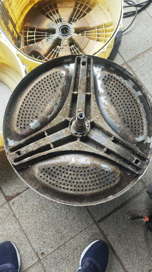 Eixo do tanque de lava-roupas: peça desgastada ao lado da recuperada